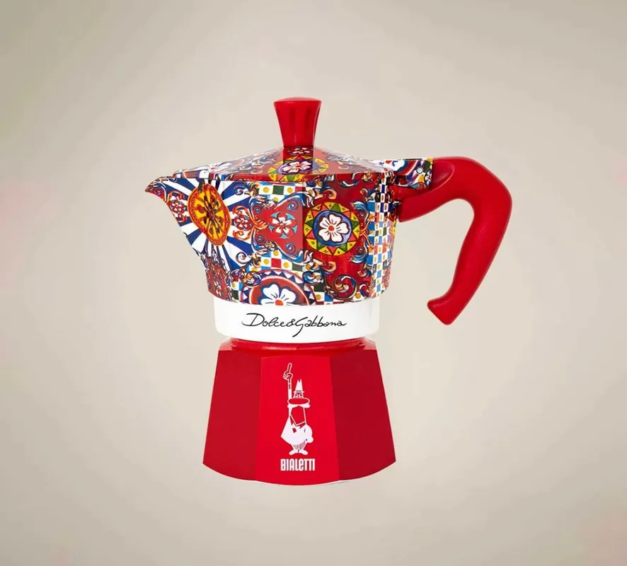 BIALETTI X DOLCE & GABBANA
2 Cup Moka Pot With Porcelain Cups And Golden Stirrers (Limited Edition🇮🇹)